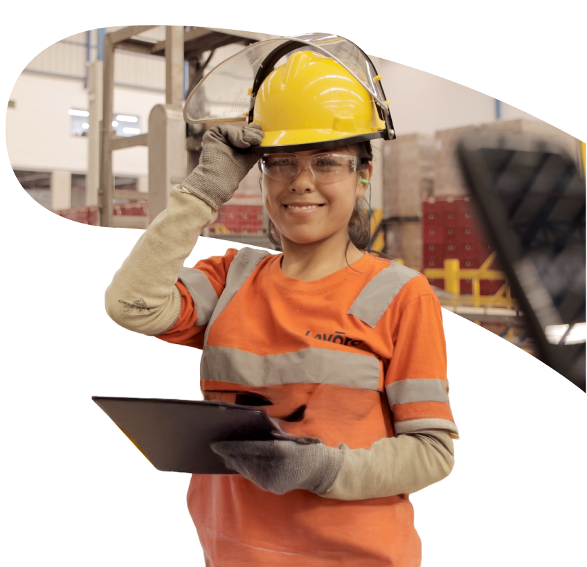 Trabajadora con casco de seguridad